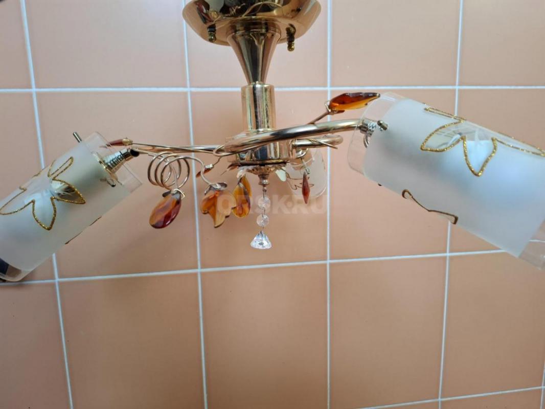 Продам люстры в отличном состоянии  люстру с шарами и  3х рожковую с лампочками Удобна для спальни , - Орск