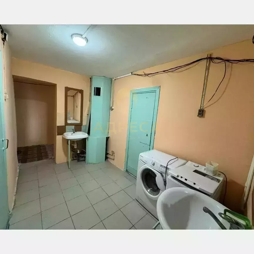 В комнате остается кухонный гарнитур, установлена раковина и вывод под стиральную машинку. - Оренбург