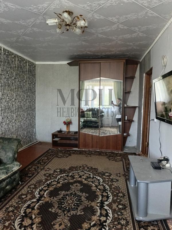 Продается в общежитии  1 комнатная квартира с большой просторной кухней, отдельным санузелом. - Орск