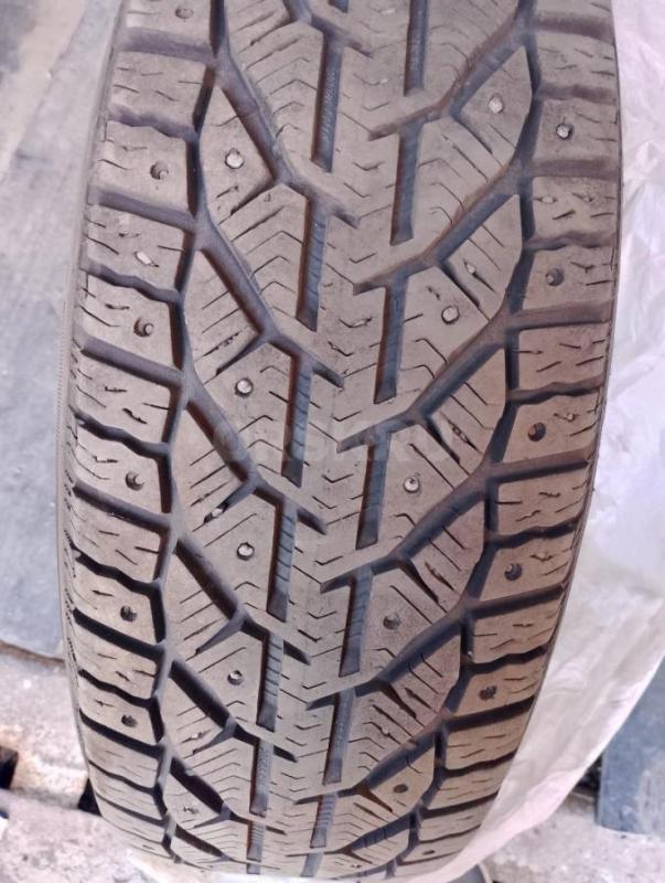 В связи с продажей автомобиля продаю  зимний комплект автошин на дисках, протектор в отличном состоя - Орск