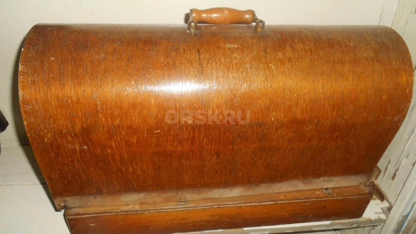 Продам швейную машинку 1960 года выпуска, требующую ремонта. - Орск