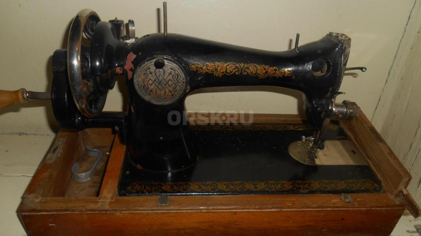 Продам швейную машинку 1960 года выпуска, требующую ремонта. - Орск