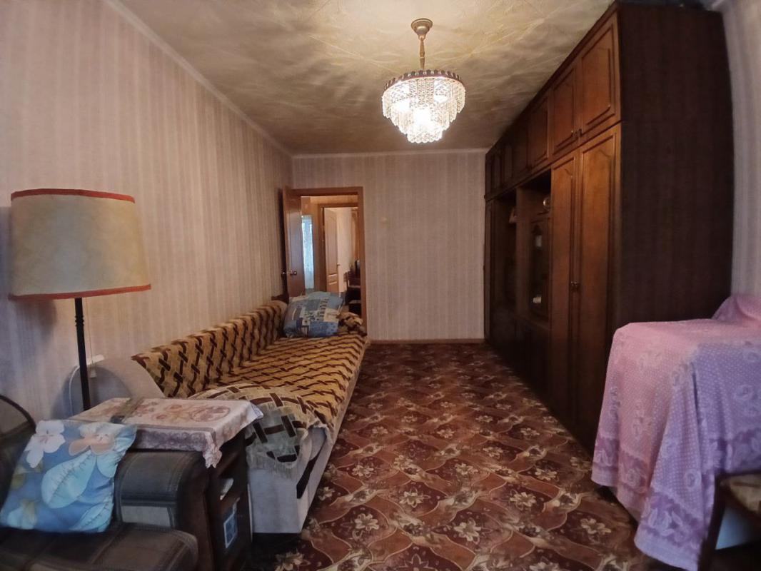 Продается 2-комнатная квартира с раздельными ходами ( распашонка)   по адресу: г. - Новотроицк