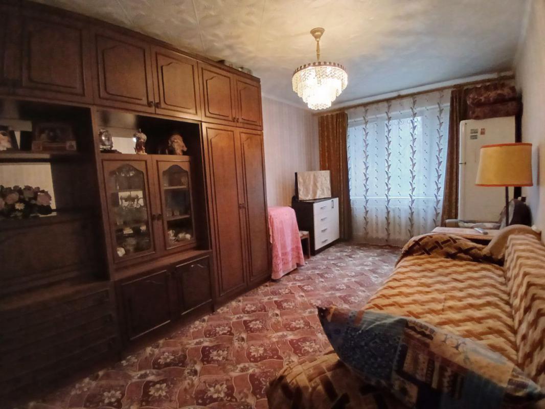 Продается 2-комнатная квартира с раздельными ходами ( распашонка)   по адресу: г. - Новотроицк