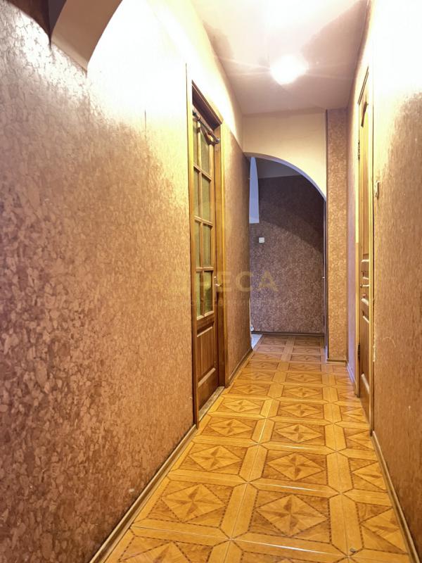 Продается шикарная СТАЛИНКА! 3-x комнатная квартира на 1-м этaже 4-х этажнoгo дoма! - Оренбург