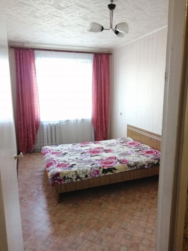 Сдам 2-х комнатную квартиру с раздельмини ходами на 3 этаже в хорошем районе с мебелью на длительный - Новотроицк