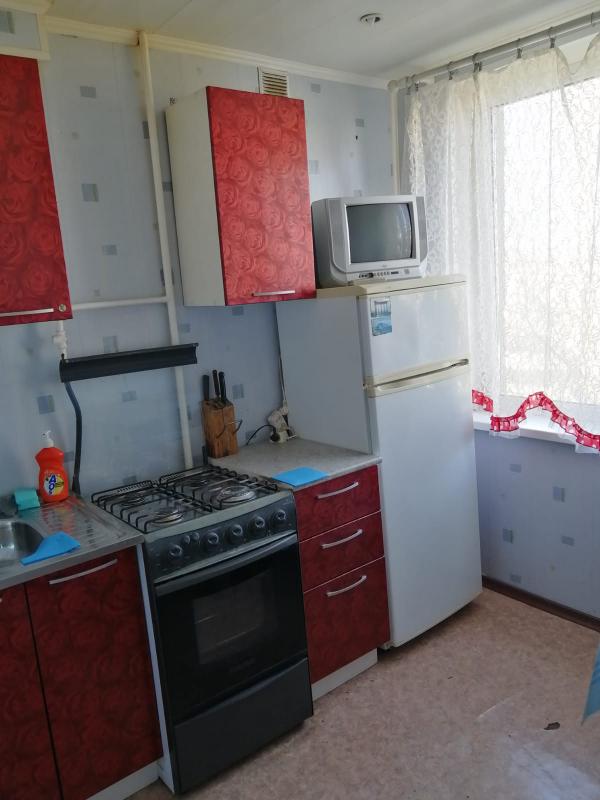 Продам двухкомнатную квартиру (частично с мебелью) на третьем этаже пятиэтажного панельного дома. - Новотроицк