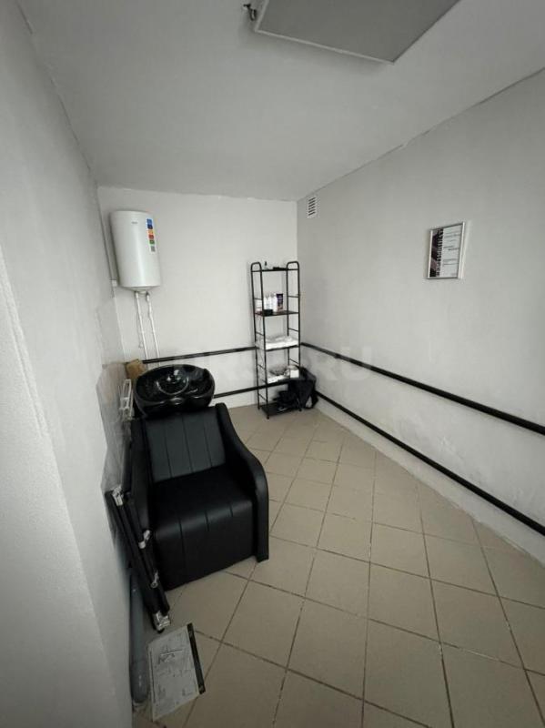 Сдается кабинет в 6МКР с мокрой точкой, 12,3 кв/м(без мебели) имеется бойлер. - Орск