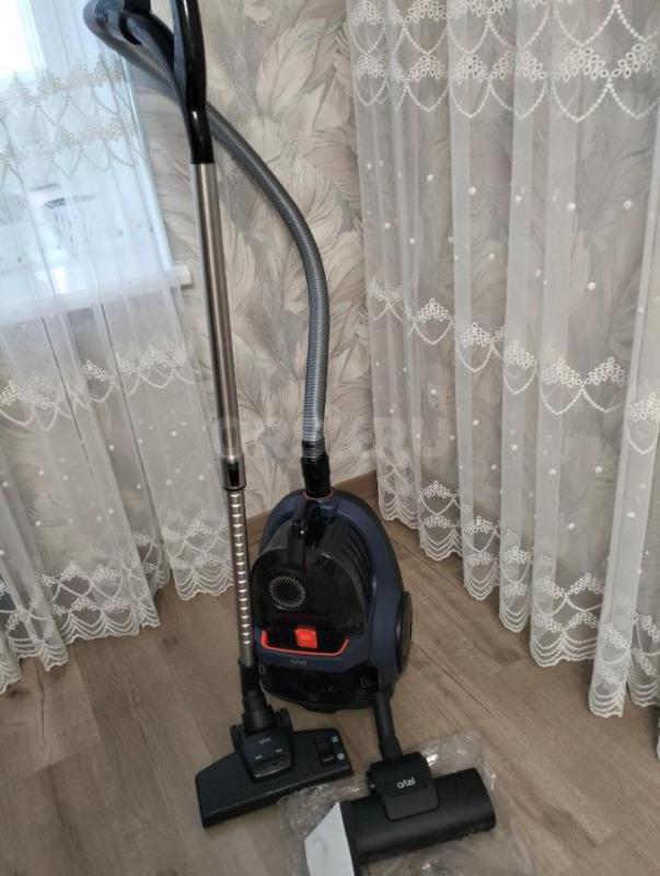 Мощный безмешковый пылесос, регулируется мощность,к нему запасной фильтр, покупали за 20000, меньше - Орск