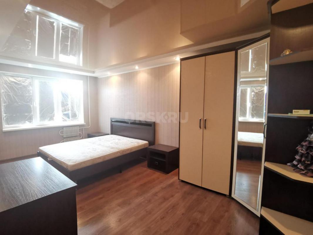 Продам отличную трехкомнатную квартиру улучшенной планировки по пр. - Орск