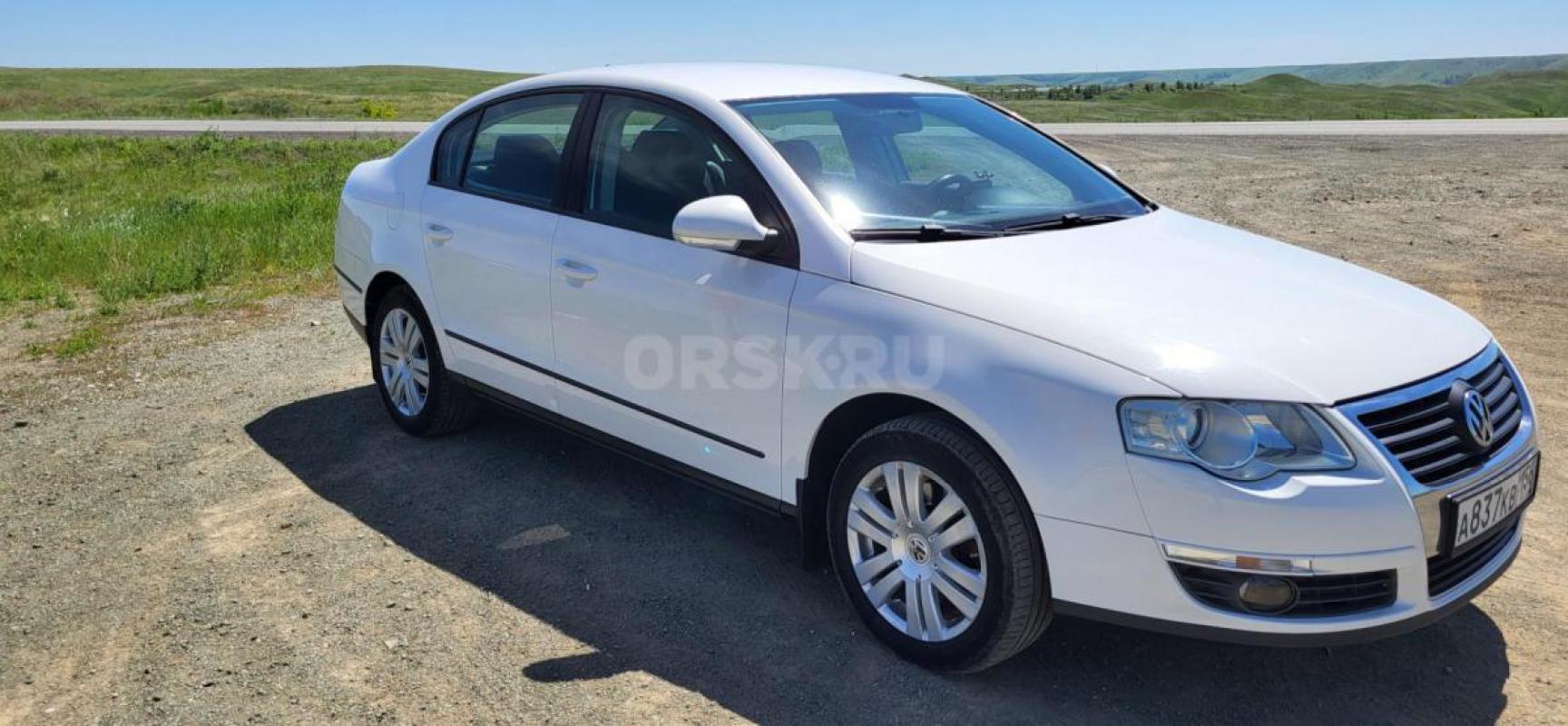 Продается автомобиль Volkswagen Passat B6 2008 года в хорошей комплектации белого цвета с двигателем - Медногорск