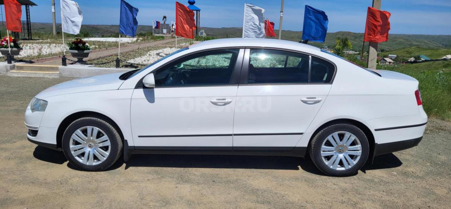 Продается автомобиль Volkswagen Passat B6 2008 года в хорошей комплектации белого цвета с двигателем - Медногорск