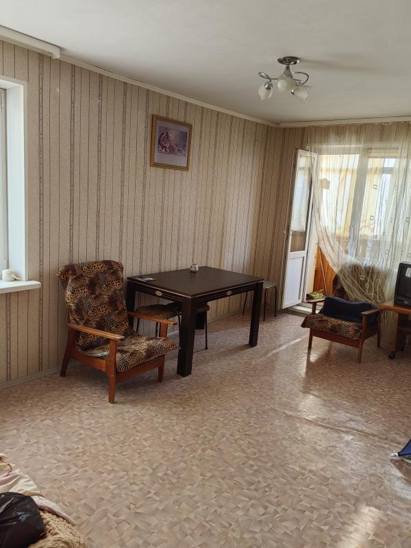 Светлая, очень тёплая квартира, комнаты все изолированные , большие, кухня 6м, балкон, есть мебель, - Новотроицк