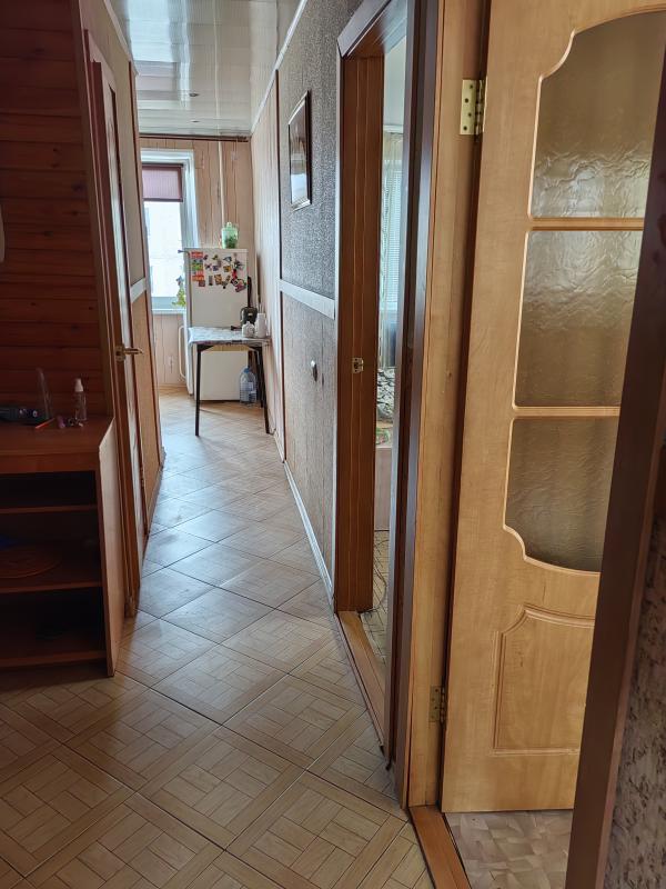 Светлая, очень тёплая квартира, комнаты все изолированные , большие, кухня 6м, балкон, есть мебель, - Новотроицк