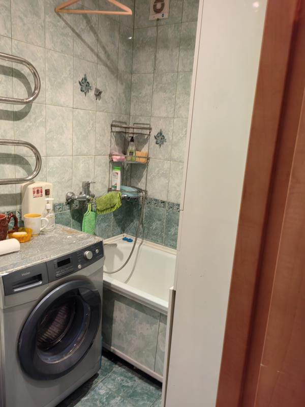 Светлая, очень тёплая квартира, комнаты все изолированные , большие, кухня 6м, балкон, есть мебель, - Новотроицк