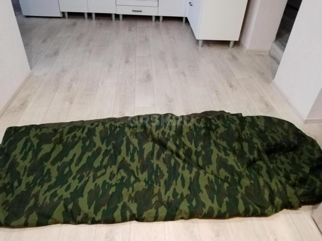 Спальный мешок большого размера, б/у,  комуфляжный, полностью расстегиваясь становится одеялом - Орск