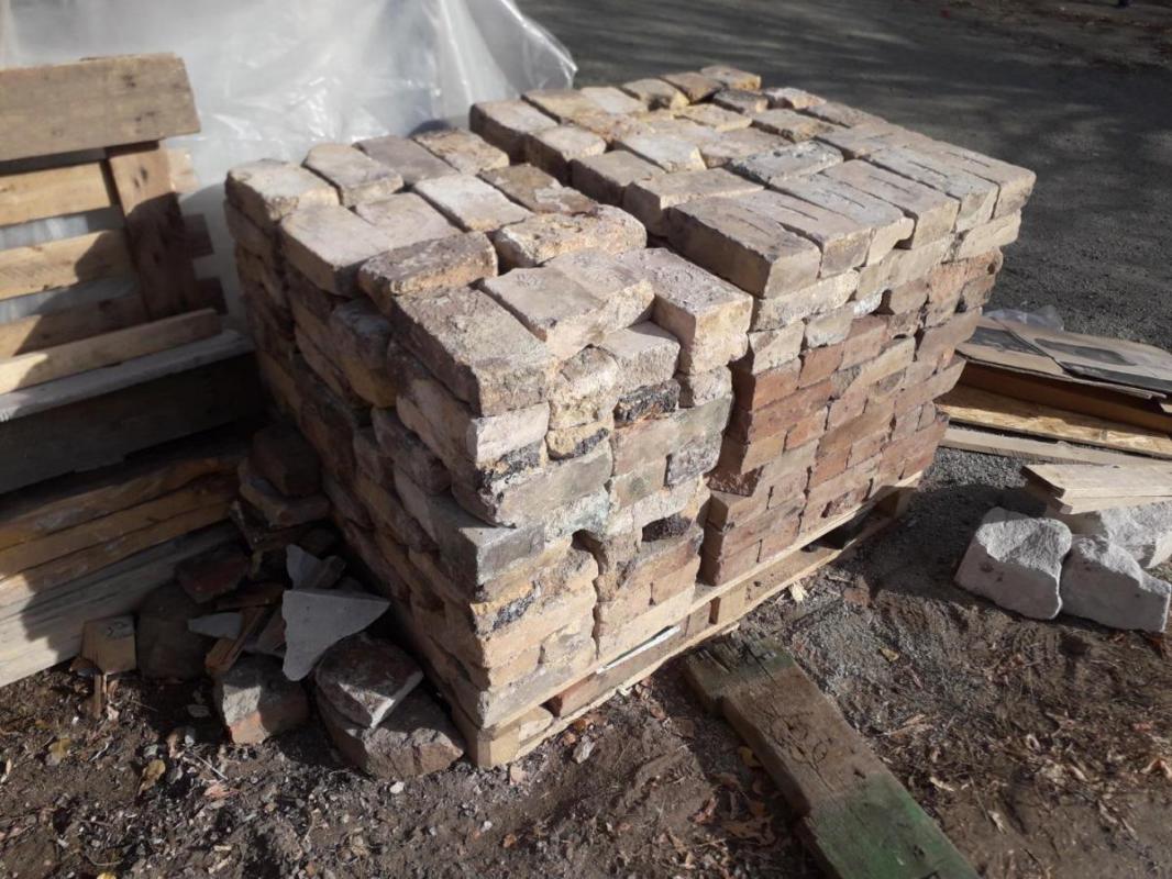 Шамотный жёлтый огнеупорный кирпич БУ, разной марки, прямой около 70шт., со скосом около 40шт., поло - Орск