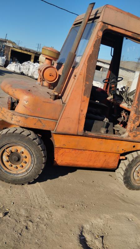 Продам вилочный погрузчик в хорошем состоянии, двигатель тракторный двух поршневой, трансмиссия гидр - 