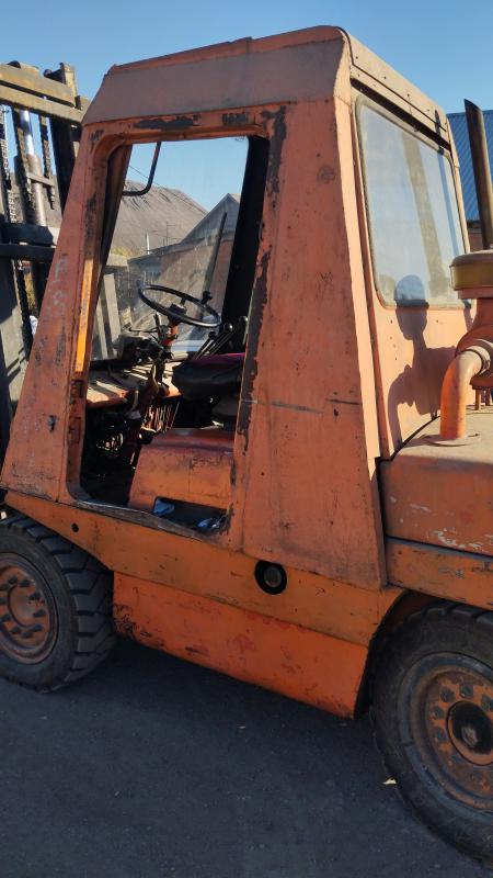 Продам вилочный погрузчик в хорошем состоянии, двигатель тракторный двух поршневой, трансмиссия гидр - 