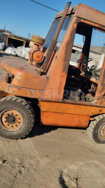 Продам вилочный погрузчик в хорошем состоянии, двигатель тракторный двух поршневой, коробка гидравли - Орск