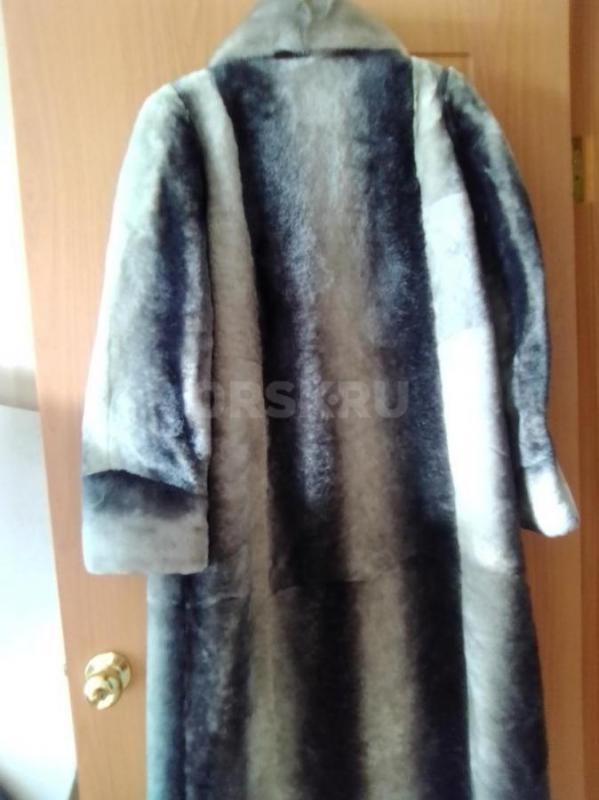 шуба  мутон воротник норка раз-46-48  длинная 120 см покупала за 30 тыс продам за 5 тыс торг практич - Орск