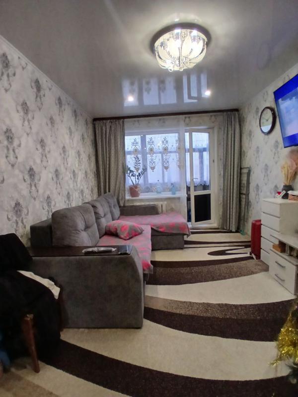 Продается 2-комнатная квартира с раздельными ходами (распашонка) на комфортном третьем этаже по адре - Новотроицк