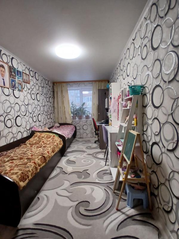 Продается 2-комнатная квартира с раздельными ходами (распашонка) на комфортном третьем этаже по адре - Новотроицк