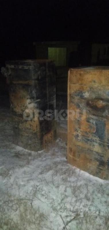 Продаются два топливных бака по 600литров с кранштейнами по 5000 рублей . - Орск