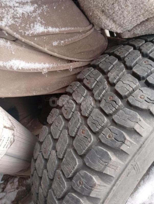 Продам 2 баллона на уаз шипованных бу в отличном состоянии 235/90/15 - Орск