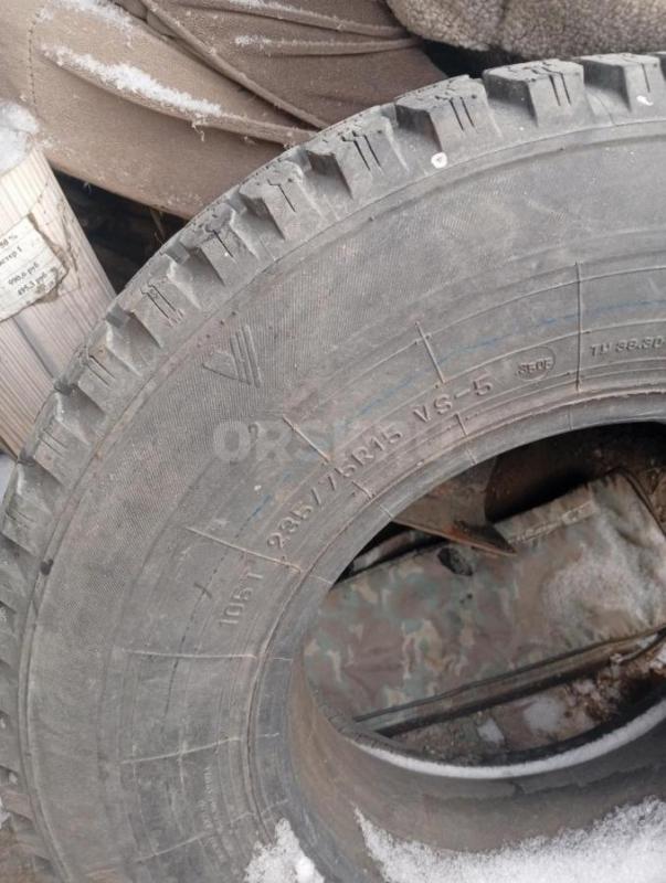 Продам 2 баллона на уаз шипованных бу в отличном состоянии 235/90/15 - Орск