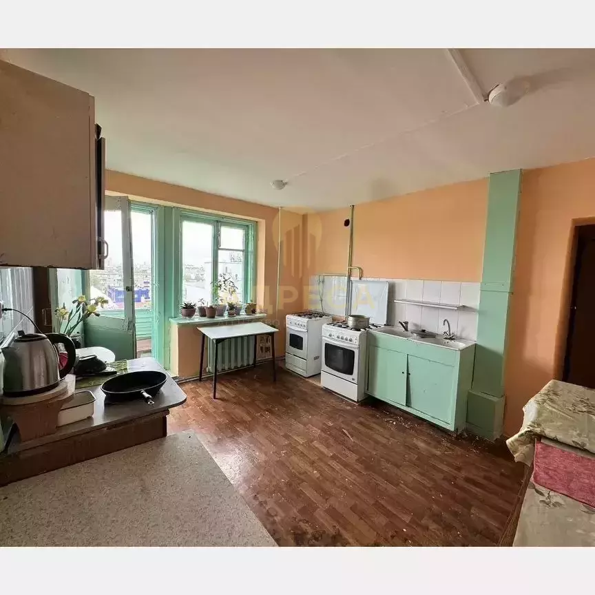 В комнате остается кухонный гарнитур, установлена раковина и вывод под стиральную машинку. - Оренбург