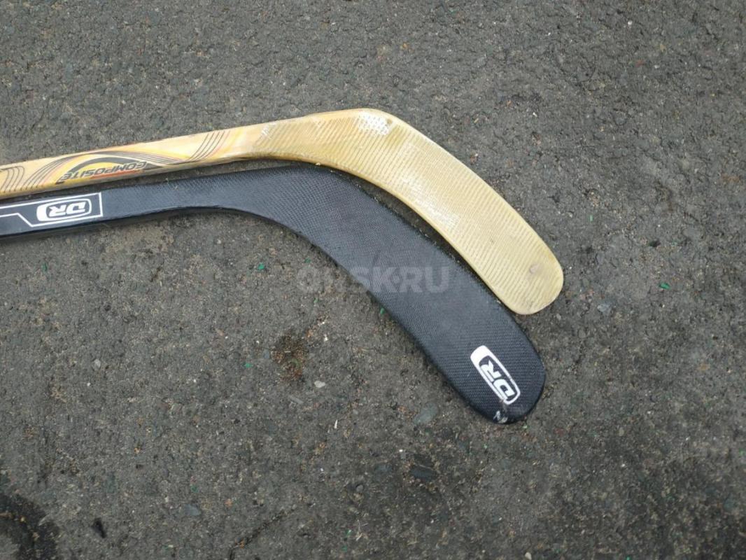 Продам 2 хоккейные клюшки, взрослая и детская, играли очень мало, за обе 2000 руб. - Орск
