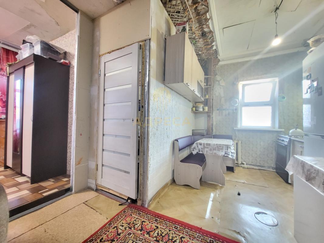 Продается 2 комнатная квартира в самом центре города, на 2 этаже 2-х этажного бревенчатого дома! - Оренбург