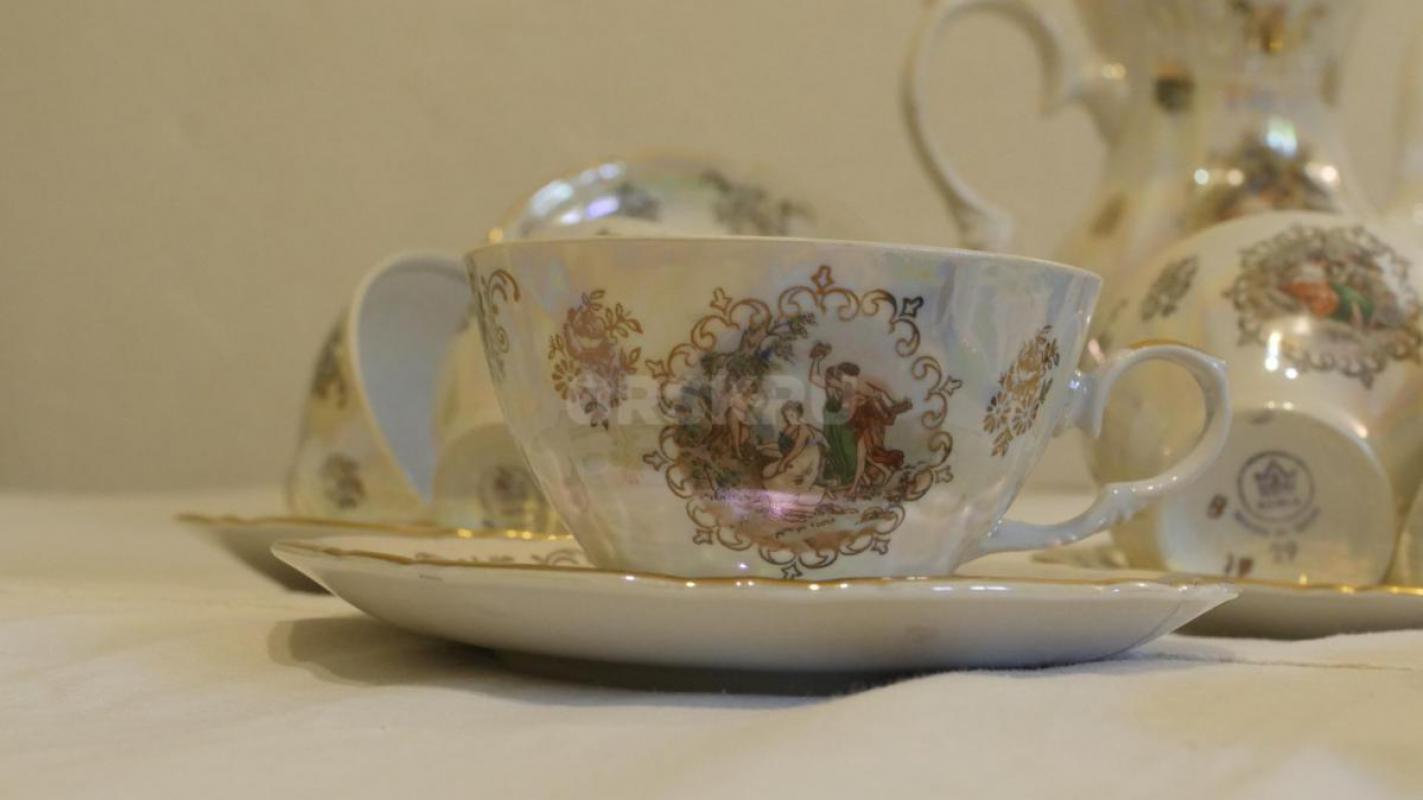 Мадонна - чайный сервиз на 12 персон, произв-во Kahla, ГДР, 55 предметов:
1) чайник доливной,
2) ч - Орск