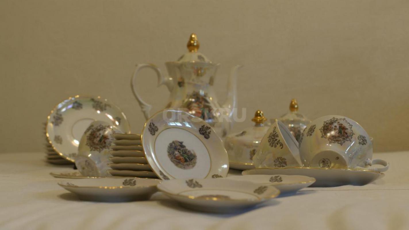 Мадонна - чайный сервиз на 12 персон, произв-во Kahla, ГДР, 55 предметов:
1) чайник доливной,
2) ч - Орск