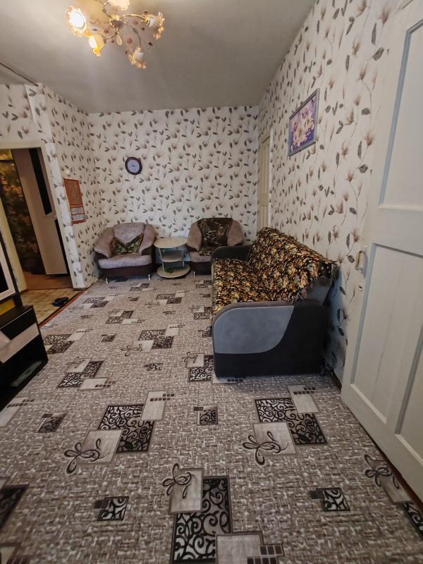 В центре города продаётся 2-х комнатная квартира, удобный 2 этаж, выгодное расположение. - Новотроицк