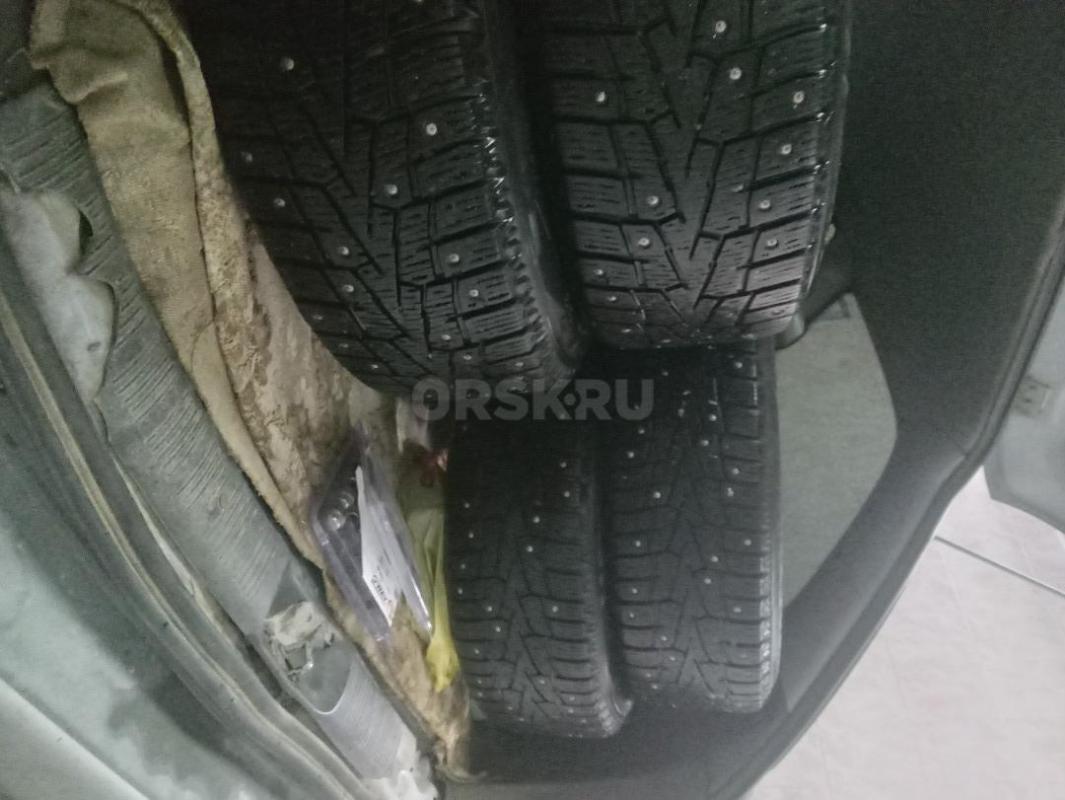 Зимняя резина в отличном состоянии 195 65 15,  так же есть кованные диски - Орск
