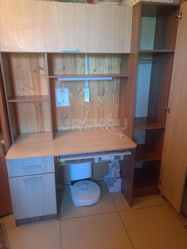 Продам слитный комплект мебели стол и шкаф в отличном состоянии. - Орск