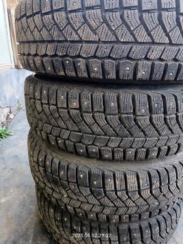 Колёса в сборе резина шипованая Viati 185/65 r15 в хорошем состоянии, диск MW R15 6Jx15H2 4x100 ET40 - Новотроицк