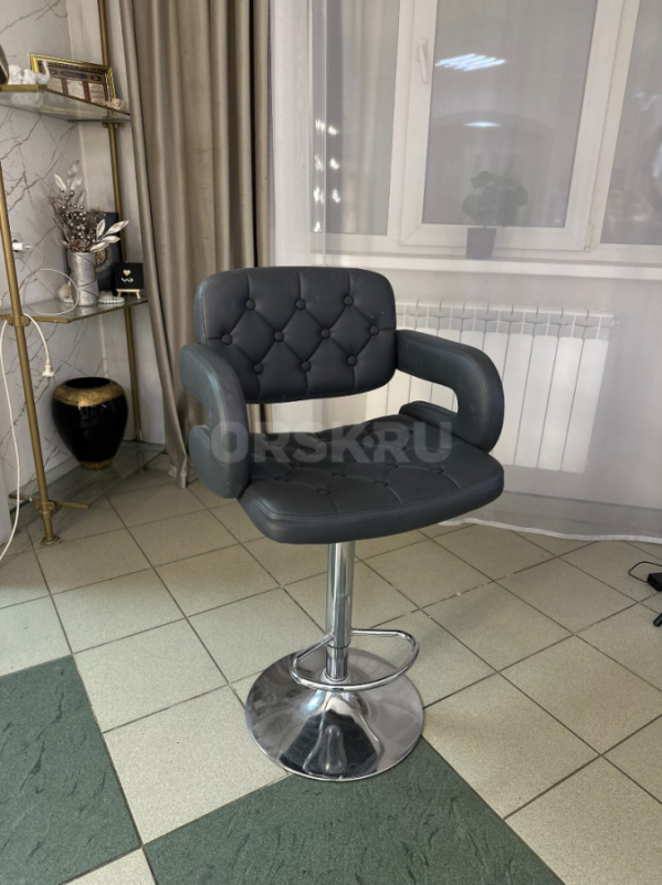 Кресло экокожа премиум качества 
Каретная стяжка 
В наличии 2 шт
Почти новые 
Вместительные и оч - Орск