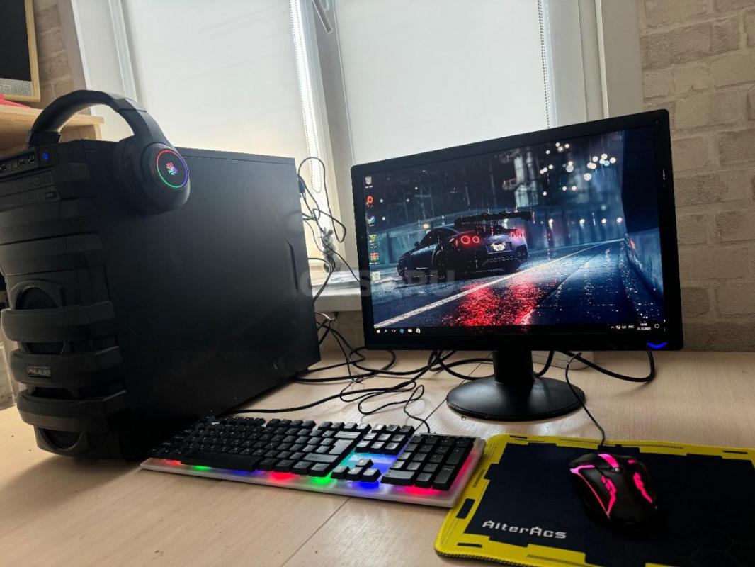 4х ядерный игровой Компьютер в сборе 
8 gb оперативной памяти 
500 gb жесткий диск 
2 видеокарты - Орск