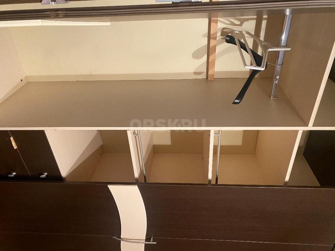 Продам спальный гарнитур в хорошем состоянии, шкаф, кровать и тумба. - Орск