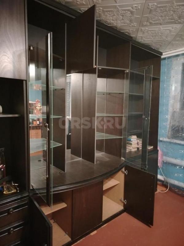 Шкаф для посуды со стеклянными полками и зеркалами, нижняя часть из двух отделов с распашными дверям - Орск