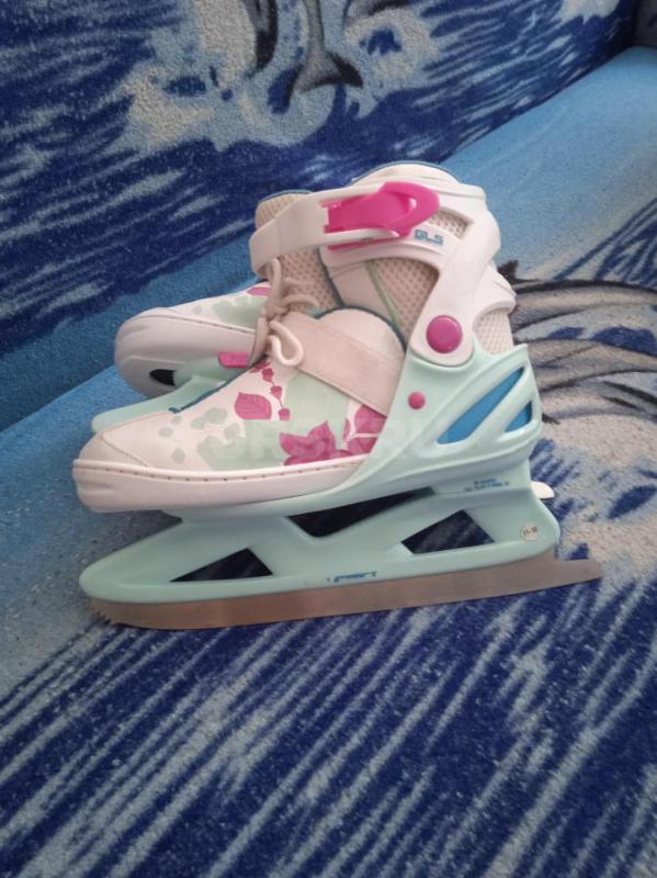 Продам детские коньки раздвижные в идеальном состоянии две пары размер 31-36 и34-37  цена за одну па - Орск