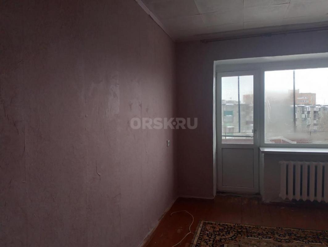 Сдам 1-комнатную квартиру 5/5 на длительный срок. - Орск