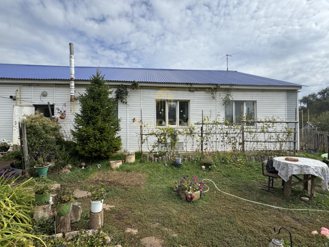 Продается уютный дом в живописной деревне 30 минут от города, окруженной зелеными полями и лесами, и - Оренбург