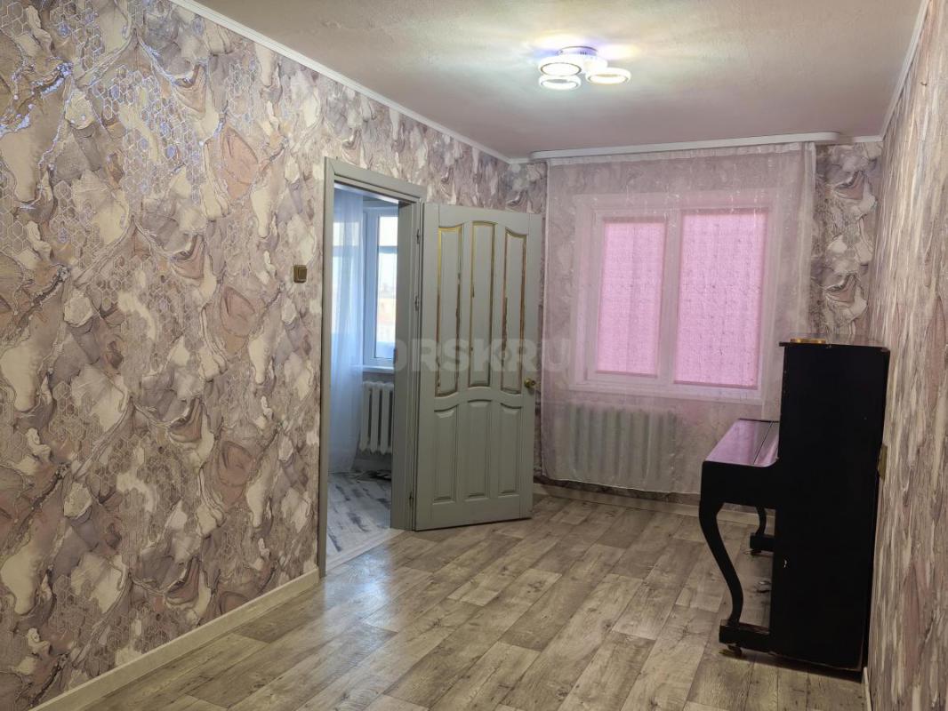 Продается двухкомнатная квартира в пятиэтажном доме на пятом этаже. - Орск