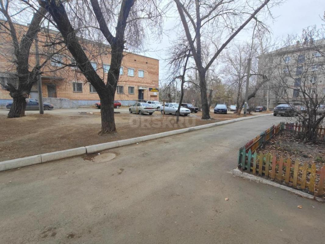 Продаётся двухкомнатная квартира площадью 43.3 квадратных метра на четвёртом этаже пятиэтажного кирп - Орск