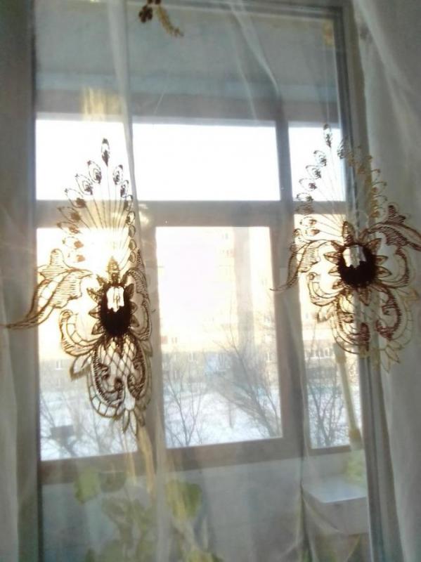 2 штуки тюли  органза голубая с вышивкой и белая с бардо  по 700 руб каждая 6 метров  2 и 4 фото низ - Орск