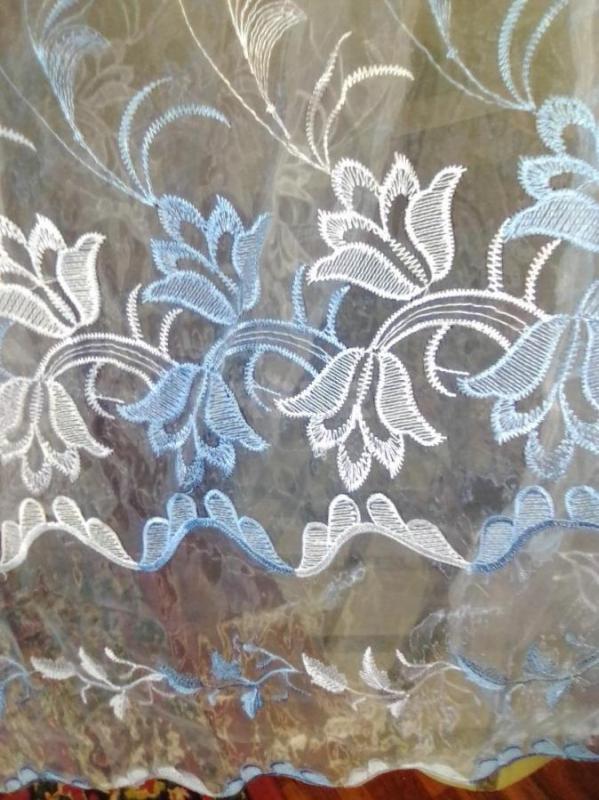 2 штуки тюли  органза голубая с вышивкой и белая с бардо  по 700 руб каждая 6 метров  2 и 4 фото низ - Орск